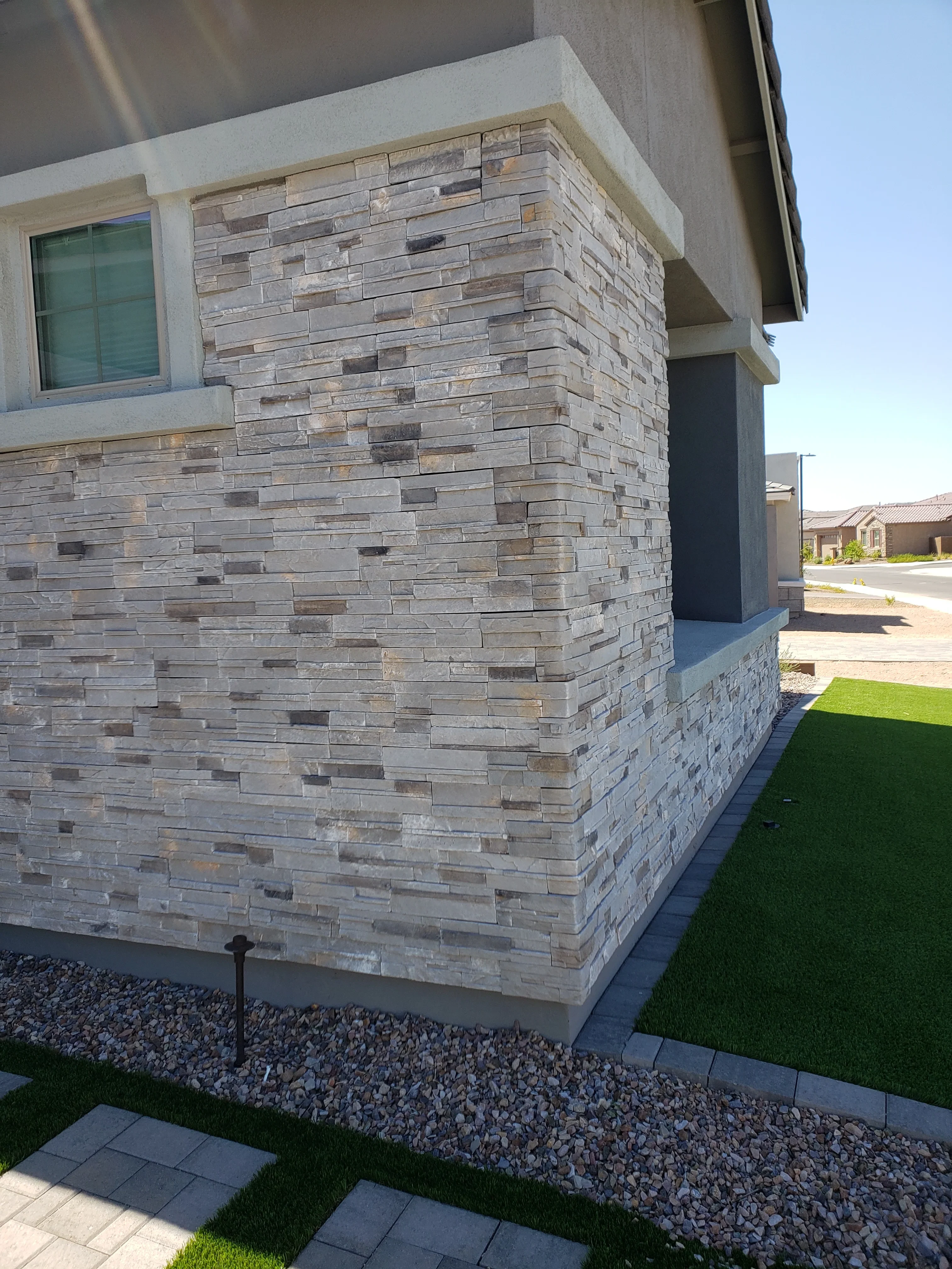 Outdoor Stone-Look Tile Décor