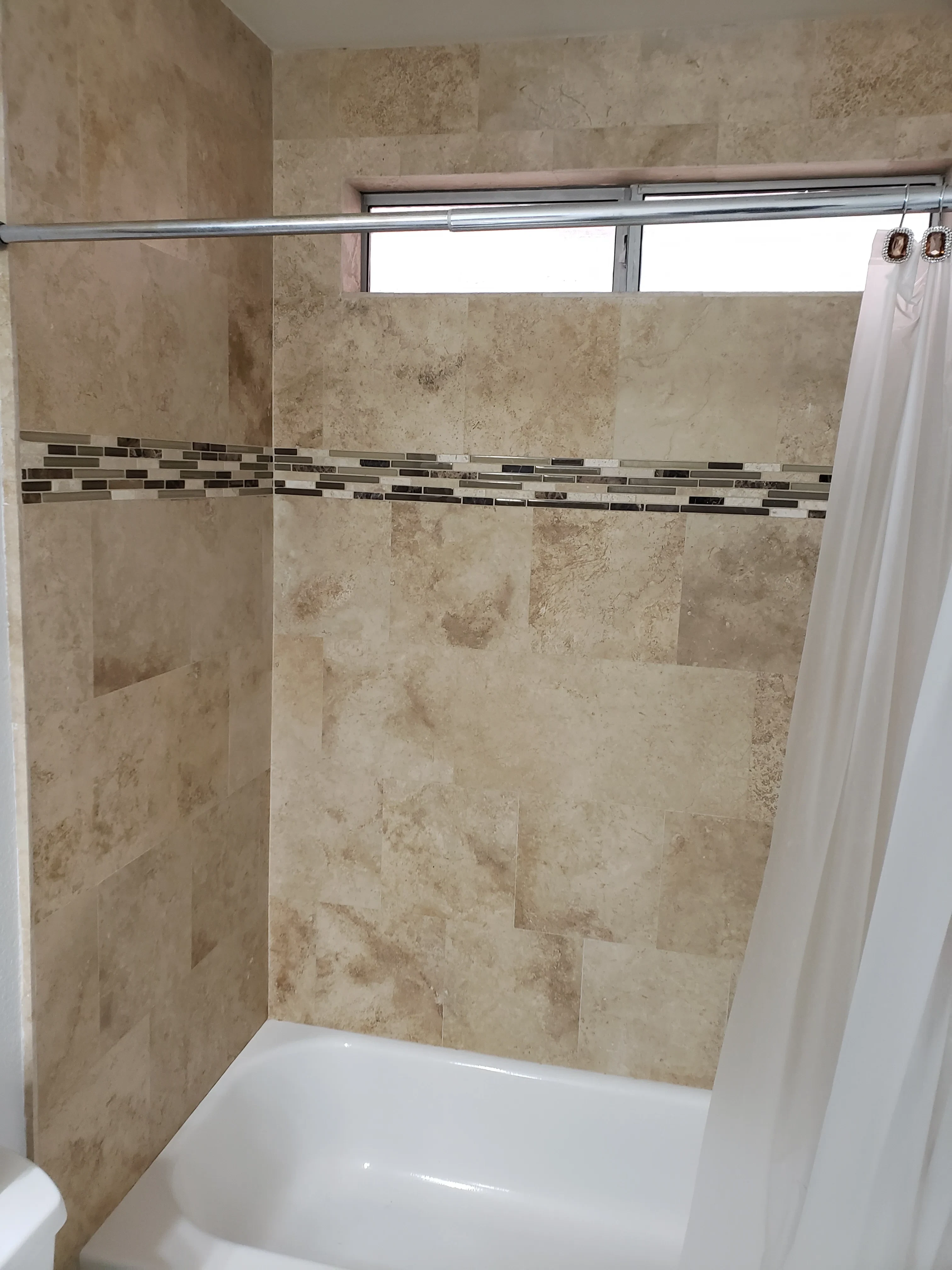 Porcelain Shower with Decorative Tile